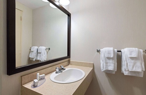 Thunder Bay Hotel | Travelodge by Wyndham Thunder Bay