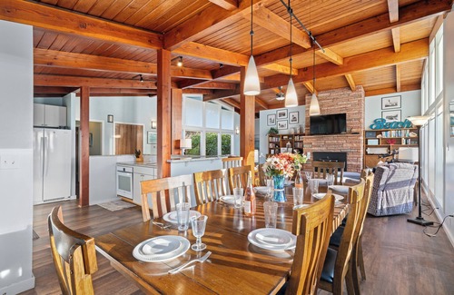 Neahkahnie Beach House | Treasure Rocks-Charming 6 bedroom/3 bath oceanview Beach Retreat in Manzanita