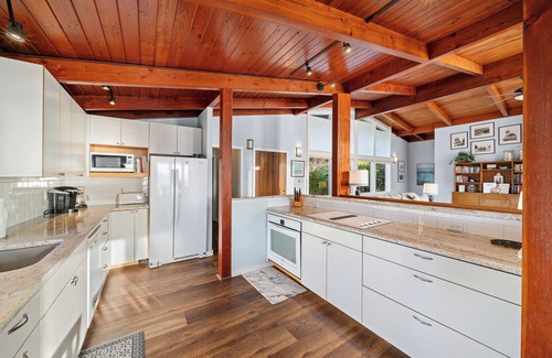 Neahkahnie Beach House | Treasure Rocks-Charming 6 bedroom/3 bath oceanview Beach Retreat in Manzanita