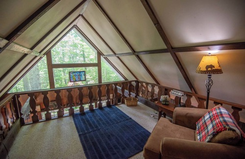 Shatley Springs Cottage | Tree House Chalet - Hot Tub - Firepit - Gas Fireplace - Close to Shatley Springs Restaurant