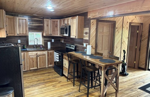 Benezette Cabin | Tree House + Wi-Fi +kitchen +bathroom +2 bedrooms