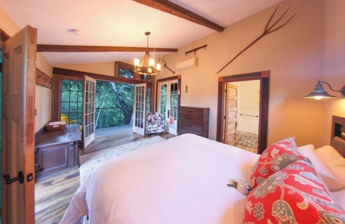 Calistoga Resort | TREE HOUSE WITH INDOOR/OUTDOOR SHOWER, RRIVAATE DECK, POOL & INFINITY HOT TUB,