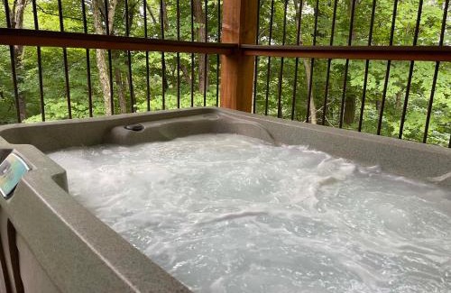 Millersburg House | Treehouse #8 by Amish Country Lodging