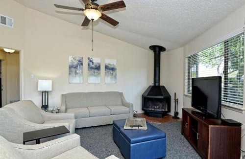 Lakeway House | Treehouse Bungalow - Community Poolhot Tub #17