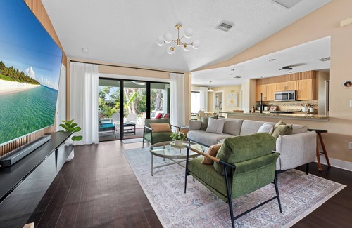 Bradenton House | Treehouse Fun Waterfront Heated Pool Hot Tub