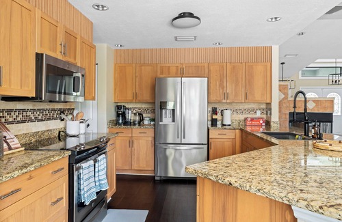 Bradenton House | Treehouse Fun Waterfront Heated Pool Hot Tub