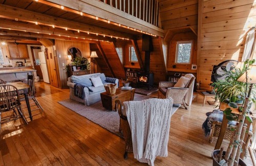 Lakehead Cabin | Treehouse · Shasta A Frame Cabin with a View