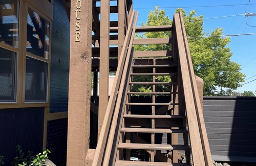 City Park Apartment | Treehouse Suite in Healing Center, City Park West, with Courtyard and Wi-Fi.