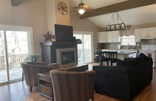 Pottsboro House | TREES AND DECKS AND TOTALLY UPDATED 2 BEDROOM COTTAGE