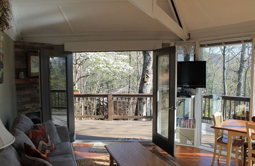 Big Canoe Cabin | Treetop Cabin in Big Canoe. Walk to most Amenties! GREAT WEEKLY RATES