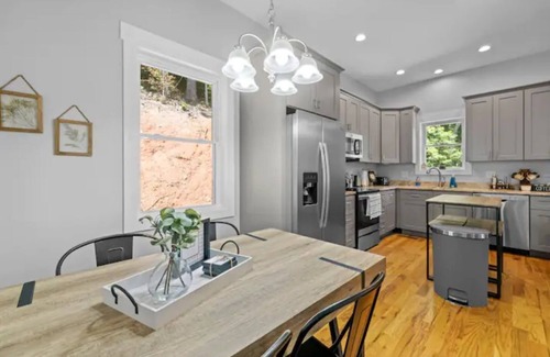 Asheville House | Treetop Lodge! Great Mountain Views| HOT TUB! 3 KING beds!