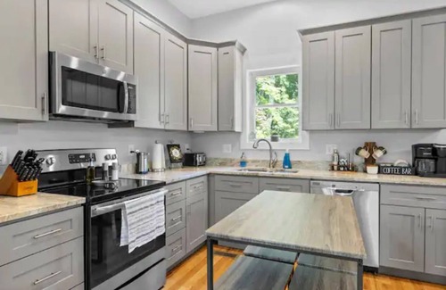 Asheville House | Treetop Lodge! Great Mountain Views| HOT TUB! 3 KING beds!
