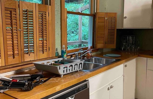 Charleston House | TreeTops in Town Private & Peaceful