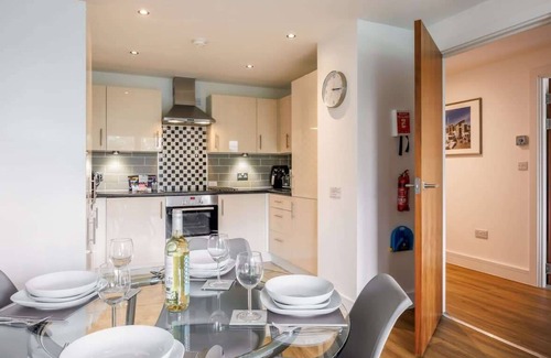 Poole Apartment | Treetops - Moments from Poole Quay