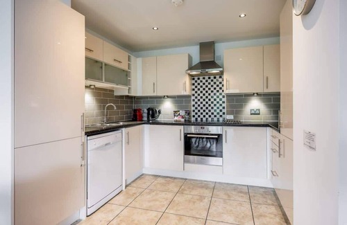 Poole Apartment | Treetops - Moments from Poole Quay