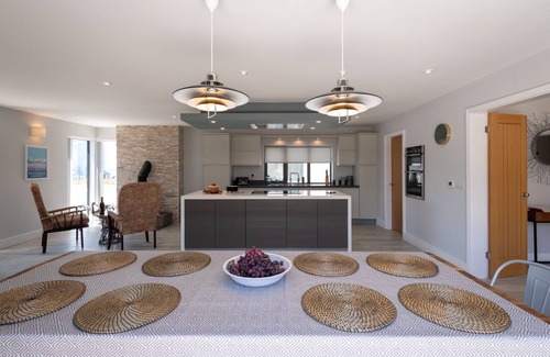 Rhosneigr House | Trem Y Don: Modern 5‑Bed Beachside Retreat Sleeping 10 in Rhosneigr | Managed by Anglesey Holiday Le