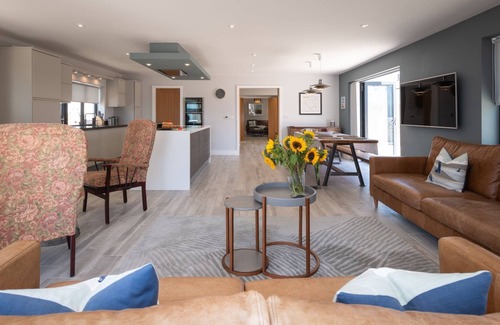 Rhosneigr House | Trem Y Don: Modern 5‑Bed Beachside Retreat Sleeping 10 in Rhosneigr | Managed by Anglesey Holiday Le