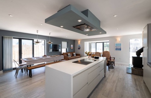 Rhosneigr House | Trem Y Don: Modern 5‑Bed Beachside Retreat Sleeping 10 in Rhosneigr | Managed by Anglesey Holiday Le