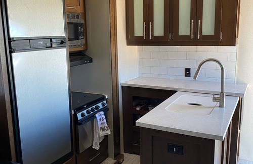 Gillette RV Rental | Tremendous camper with A/C and full hookups. Close to the Camplex.