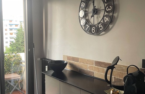 Riou - Petit Juas - Av de Grasse Apartment | Trendy 2 bedroom 2 bathroom apartment in the centre, A/C, private parking