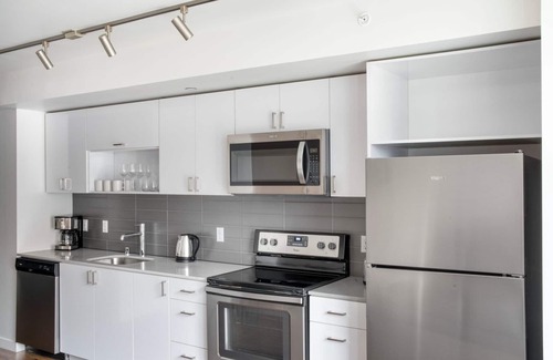 Wilburton Apartment | Trendy Bellevue Studio w/Gym & Lounge, nr Shopping, by Blueground