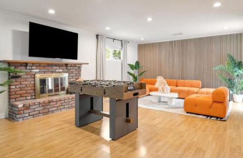 The Plaza House | Trendy Getaway - Hot Tub - Putt Putt - Games