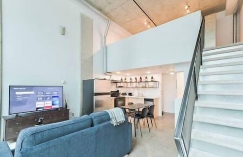 East Village Apartment | Trendy Loft | Downtown | UG Park | Sofa Bed