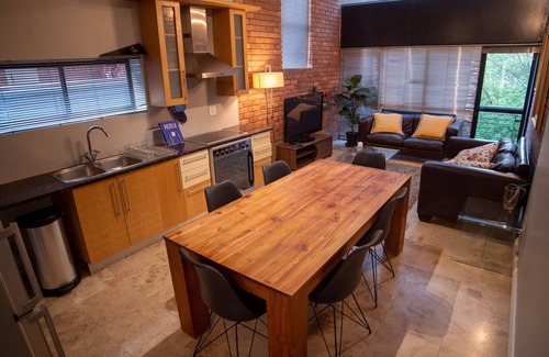 Greater Johannesburg Metropolitan Area Apartment | Trendy Loft with Pool and Balcony in Popular Sandton