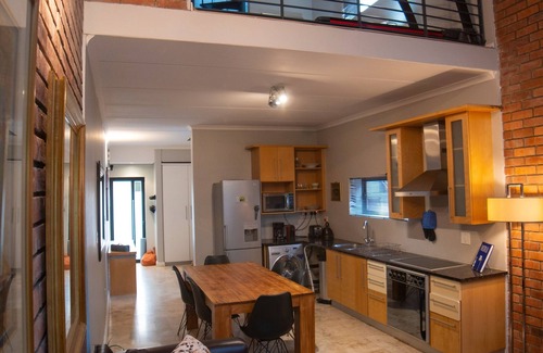 Greater Johannesburg Metropolitan Area Apartment | Trendy Loft with Pool and Balcony in Popular Sandton