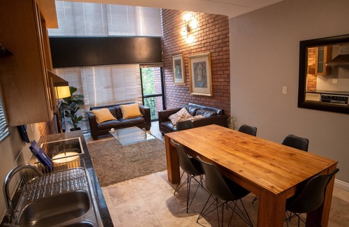Greater Johannesburg Metropolitan Area Apartment | Trendy Loft with Pool and Balcony in Popular Sandton