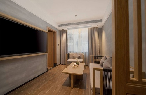 Panyu Hotel | Trendy Romantic Hotel Guangzhou Panyu Qiaonan Aoyuan Plaza Branch - Free Deliver Service to Canton Fair Complex During Canton Fair Period