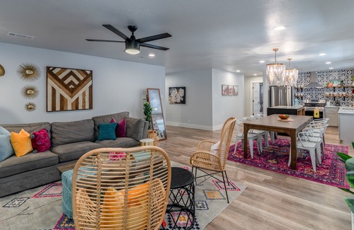 Sweetbriar House | Trendy SoCo Getaway l 14 Queen beds l Heated Pool & Spa