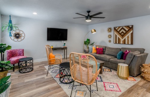 Sweetbriar House | Trendy SoCo Getaway l 14 Queen beds l Heated Pool & Spa