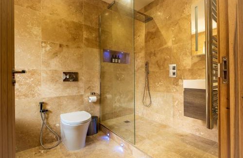 Truro Villa | Tresillian Lodge Waterfront, Forest, Hot tub,Sauna