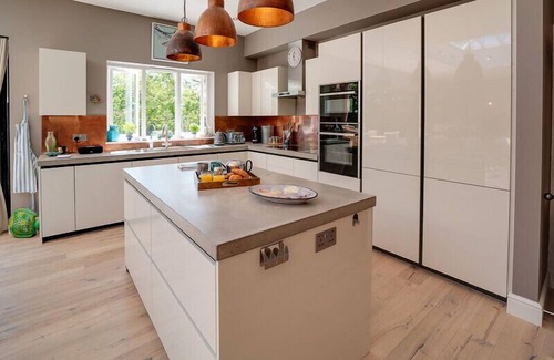 Wadebridge Cottage | TREVANION, pet friendly, with open fire in Rock