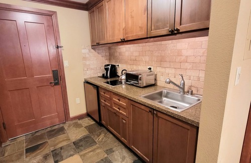Olympic Valley Resort | Trey’s Ski-in/Ski-out 1 Bedroom Fireplace, Kitchen Suite@ 400 Squaw Creek Road