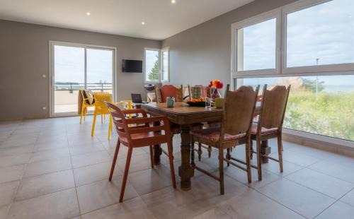 Saint-Come-de-Fresne Apartment | Tribord, appt avec terrasse et vue mer, parking