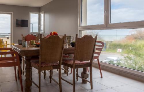 Saint-Come-de-Fresne Apartment | Tribord, appt avec terrasse et vue mer, parking