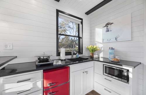 Willis Resort | Trifecta is 2 mins to Lake Conroe! Heated Pool, Stocked Ponds, Cute Pygmy Goats