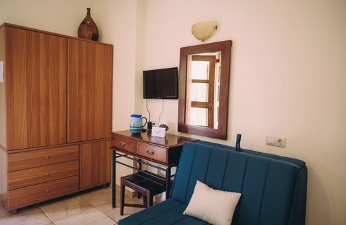 Ilida Apartment | Trikalioti's Lush Estate Apt Artemis, Palouki, Greece