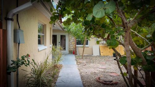 Iona House | TriLuxe Inn & Studios