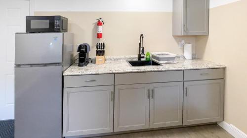 Iona House | TriLuxe Inn & Studios