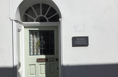 Appledore Cottage | TRINITY COTTAGE. Charming historic cottage just off the Quay in Appledore.