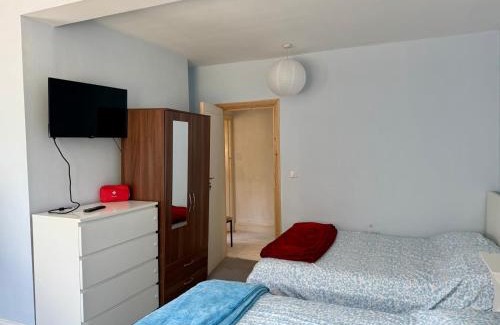 Northolt Mandeville House | Triplet room with kitchen