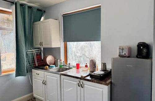 Northolt Mandeville House | Triplet room with kitchen