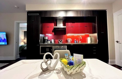 Toronto Entertainment District Hotel | Tripshine DT RogersCenter 2BR/2BA LakeandCN Tower ViewParking