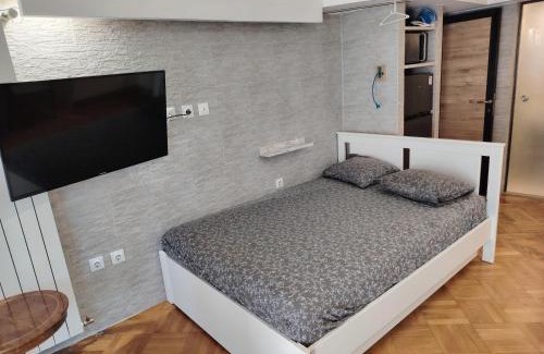 Thessaloniki Apartment | Tritos Sleeps 11 - Balcony - Sea View