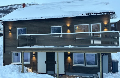 Tromsdalen House | Tromsdalen Aurora Apartments, Ny og Koselig Leilighet