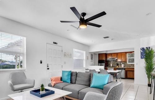 Driftwood House | Tropic Home 3 Bedrooms with Pool & Relax Backyard
