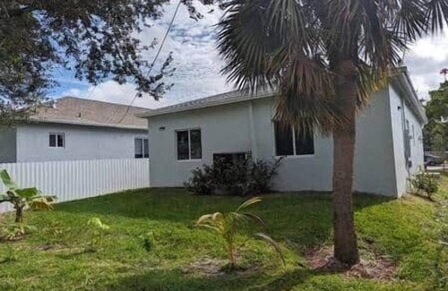 Downtown Fort Lauderdale House | Tropical 1-2BR Retreat Near Beach, Airport & Downtown